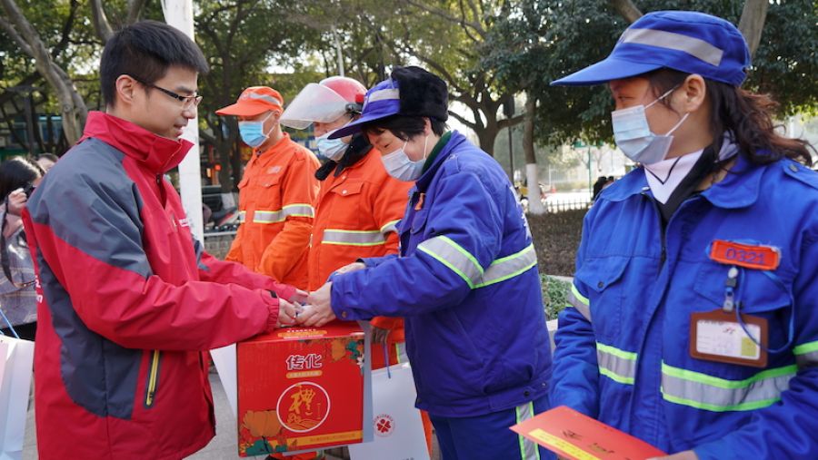 胜天国际副总裁徐迅向环卫工代表发放“胜天关爱大礼包”2.JPG