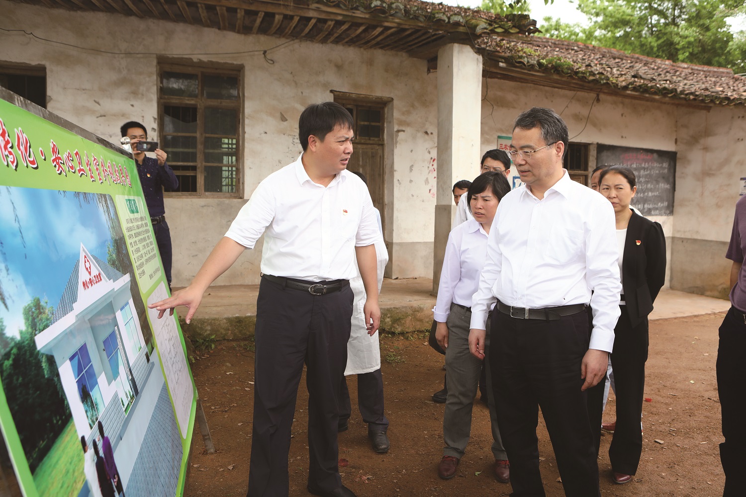 脱贫攻坚，董事长进村入户了解需求.jpg